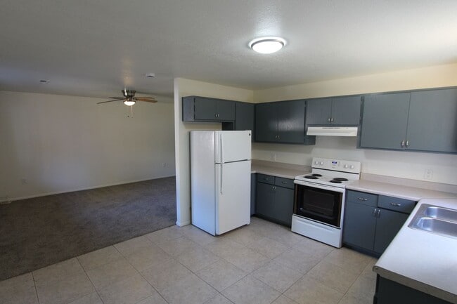 Building Photo - (594) 2905 N. Third Street Unit #3