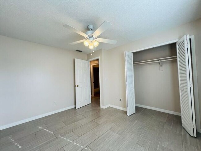 Building Photo - 2 Bedroom UCF Duplex