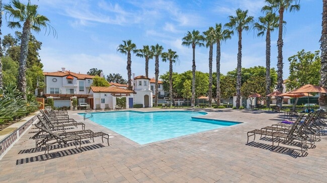 Building Photo - Tri-Level Townhome in Tustin