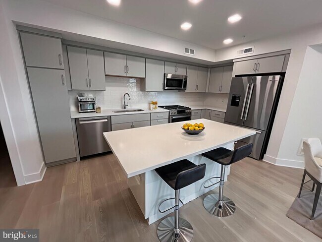 Building Photo - 701 N Henry St