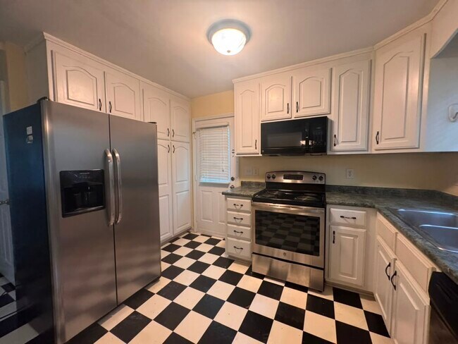 Building Photo - 547 Lockwood Dr