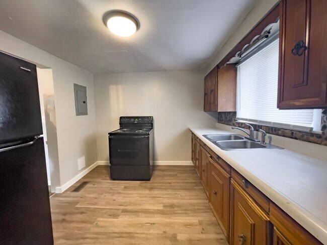 Building Photo - Washer/Dryer Hook Ups