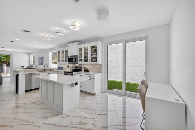 Building Photo - 2114 Chagall Cir