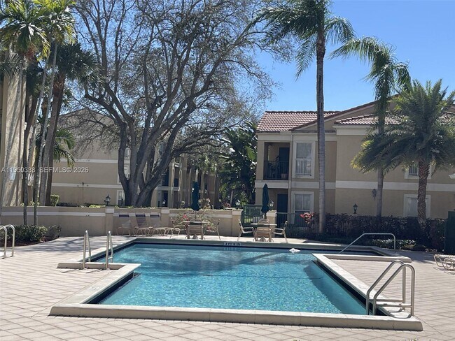 Building Photo - 977 Riverside Dr