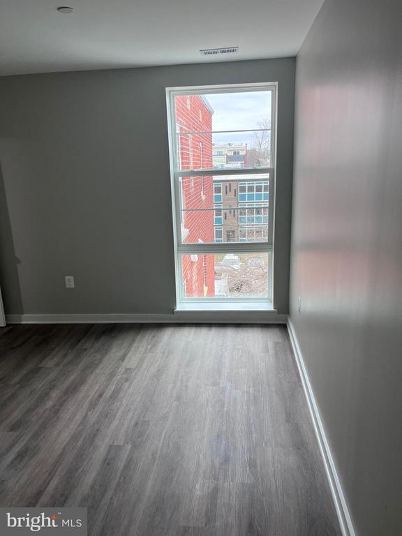Building Photo - 622 Girard St NE