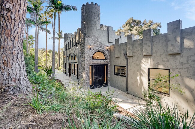 Building Photo - 15851 Mulholland Pl