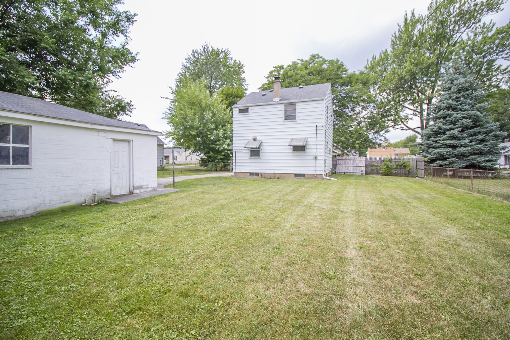 Building Photo - 3350 Beaumont Dr
