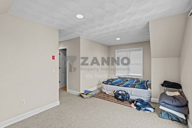 Building Photo - 498 Park Ave