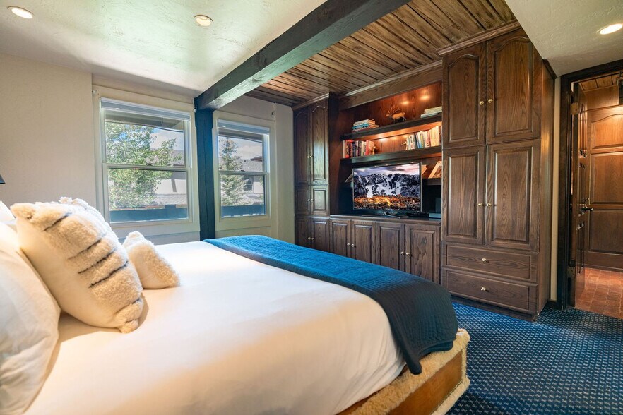 Building Photo - 70 Gallun Ln