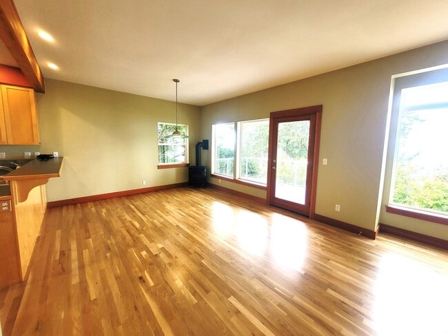 Building Photo - Beautiful South Hill Home with Bay Views 3...