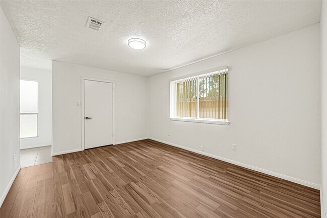 Building Photo - 13327 N Thorntree Dr
