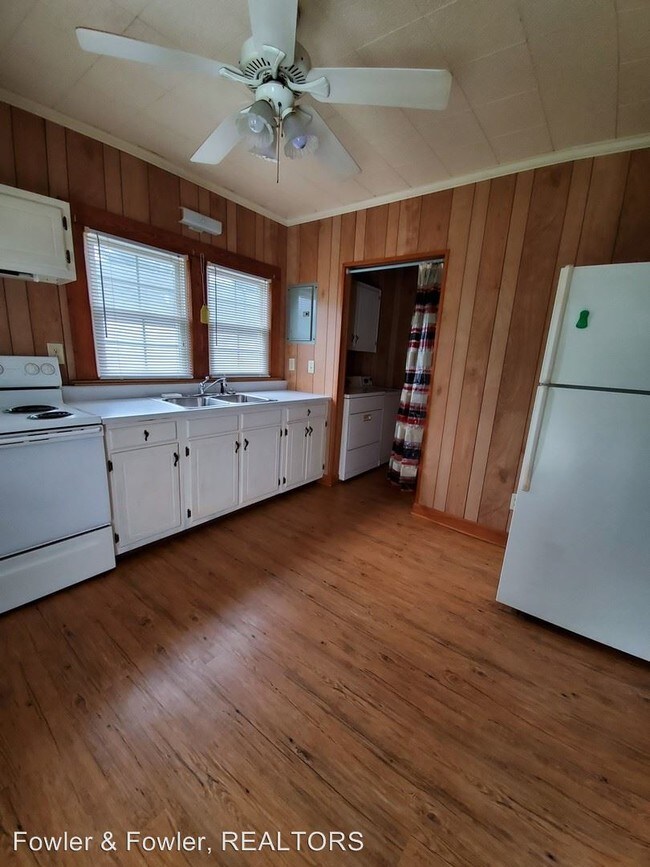 Building Photo - 1 br, 1.5 bath House - 2613 Guyer St