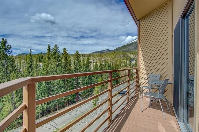 Building Photo - Buffalo Ridge - Spacious unit with Wifi, Covered Parking & Clubhouse