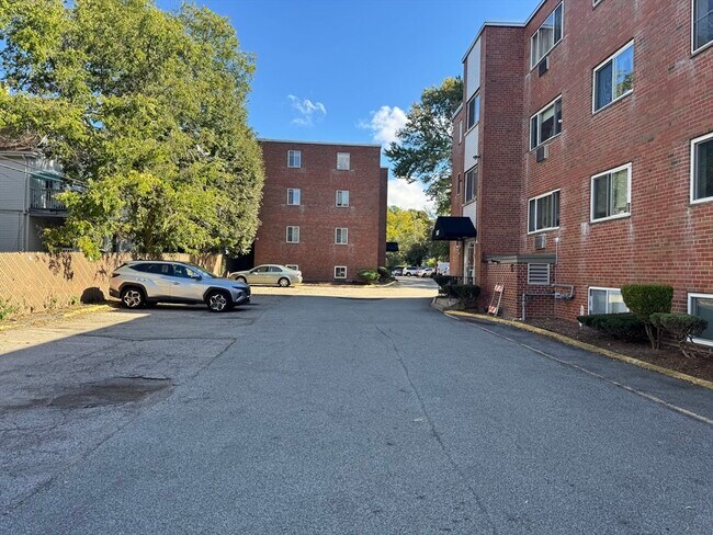 Building Photo - 549 Adams St