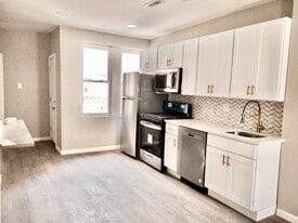 Building Photo - 1420 S 28th St