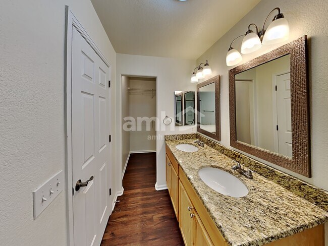 Building Photo - 5526 N Gibraltar St