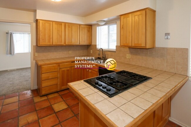 Building Photo - 4 Bedroom Cottonwood Heights Home