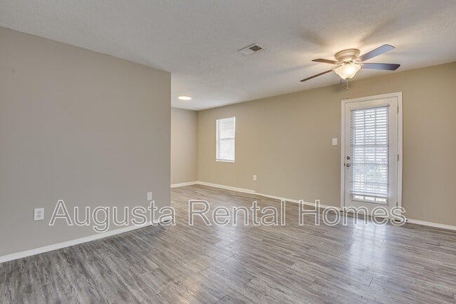 Building Photo - 2573 1/2 Tobacco Road - B