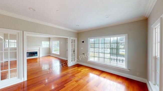Building Photo - Charming 4-Bedroom Home in Wilshire Park HPOZ – Private Decks, Backyard & Garage!