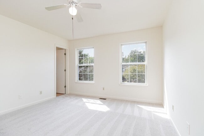 Building Photo - 3 Bedroom Townhome in Lee's Hill!