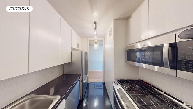 Building Photo - 525 E 72nd St