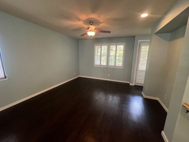 Building Photo - Beautiful 3 bed 3.5 bath Townhouse with A/C in Mountain View. Blocks from Downtown.