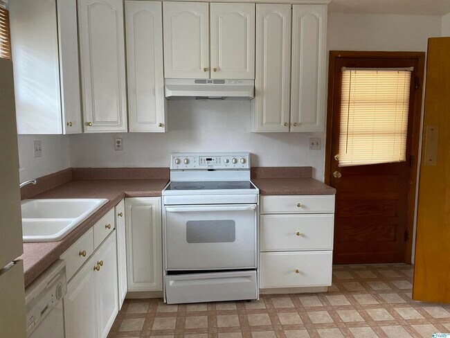 Building Photo - 4211 Tee Jay Dr NW