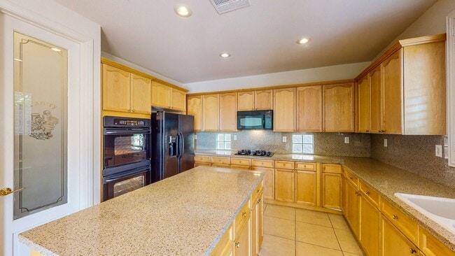 Building Photo - Beautiful 4 bedroom 3 full bath home with 2,902 Sq. FT. of living space.