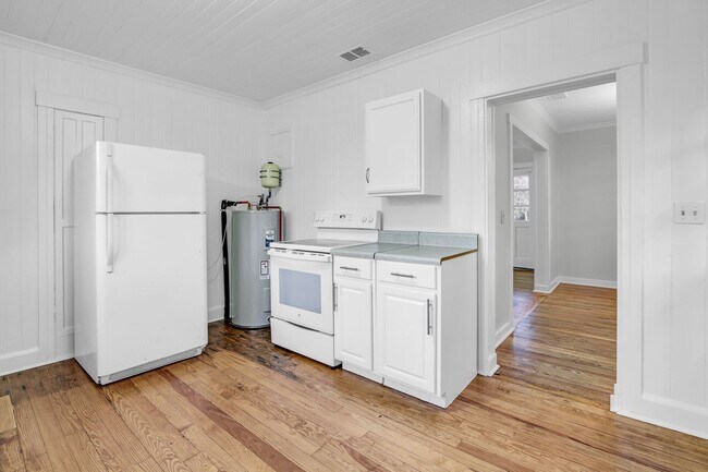 Building Photo - 2 Bedroom, 1 Bath home in Center of Richmond Hill - Richmond Hill close to Ft. Stewart and HAAF