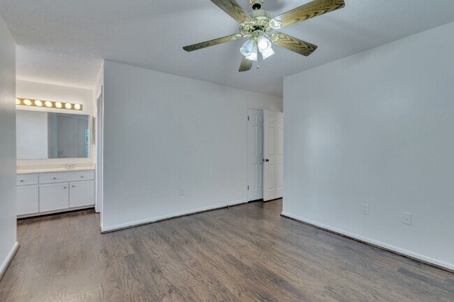 Building Photo - Welcome to Parkview Condos! This beautiful...