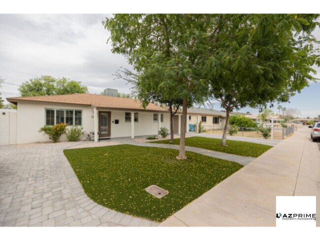 Building Photo - Lovely 3/2 Phoenix House with Backyard Oasis!