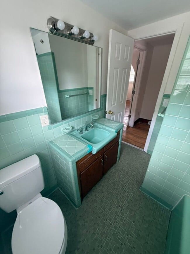 Building Photo - Four bedroom, 2 bath house in Burlington