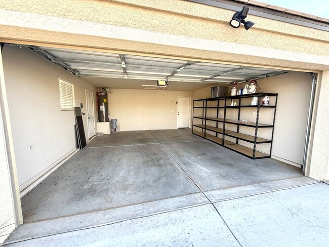 Building Photo - Great 4 Bedroom Home with Drive Through Side Gate! *HOME IS CURRENTLY OCCUPIED, PLEASE DO NOT DIS...