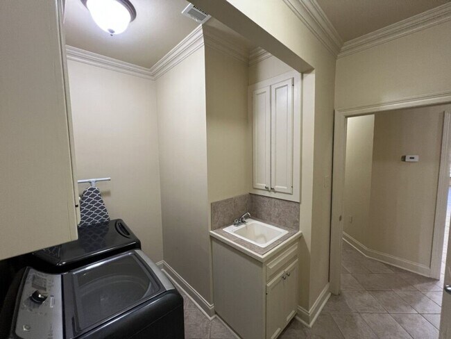 Building Photo - Beautifully Furnished 4-Bedroom Home in Zachary's Audubon Lakes!