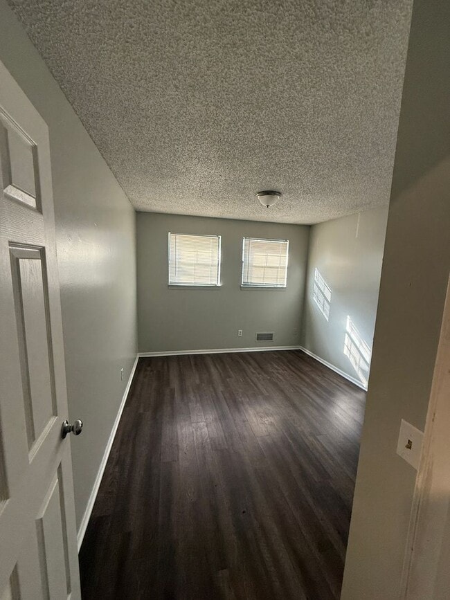 Building Photo - Great 3 Bedroom & 2 Full Baths In GREAT KU Med Area Location