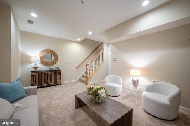 Building Photo - 420 Cook St