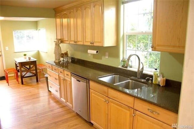 Building Photo - Ravenna Charmer!!’