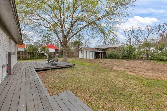 Building Photo - 8906 Viana St