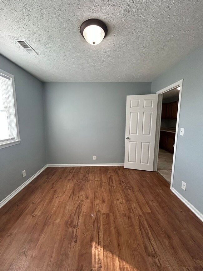 Building Photo - Private Entry, Cozy Comfort – 1 Bedroom, 1 Bathroom Home-Style Apartment