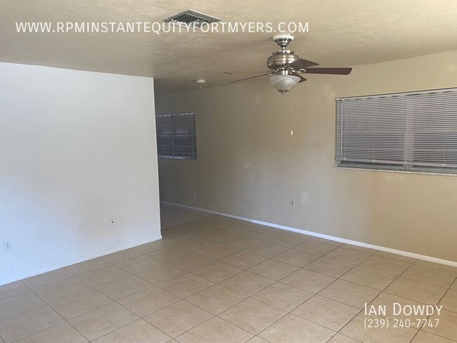 Building Photo - Very Spacious 1/1 Duplex with fenced in ba...