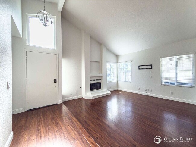 Building Photo - Spacious 2BD/2BA Condo in Camarillo!