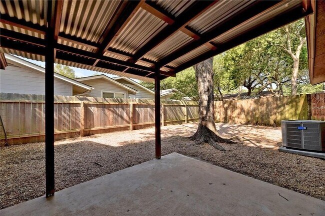 Building Photo - 11904 Broad Oaks Dr