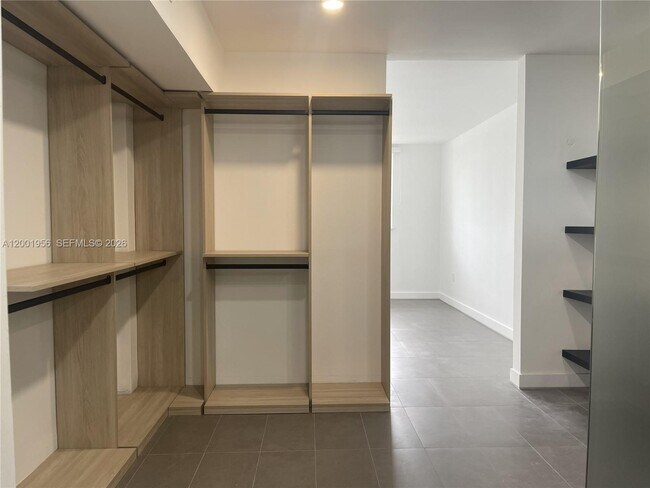 Building Photo - 2861 Leonard Dr