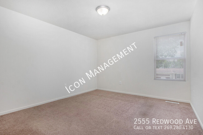 Building Photo - 2555 Redwood Ave