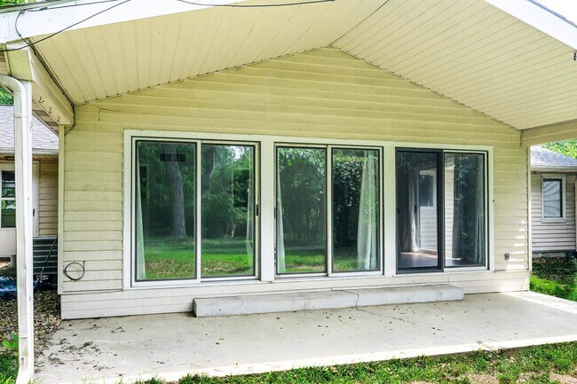 Building Photo - 117 N Hillsdale Dr