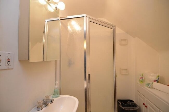 Building Photo - 5 Bedroom/3 Bathroom, mins. from UC $750/p...