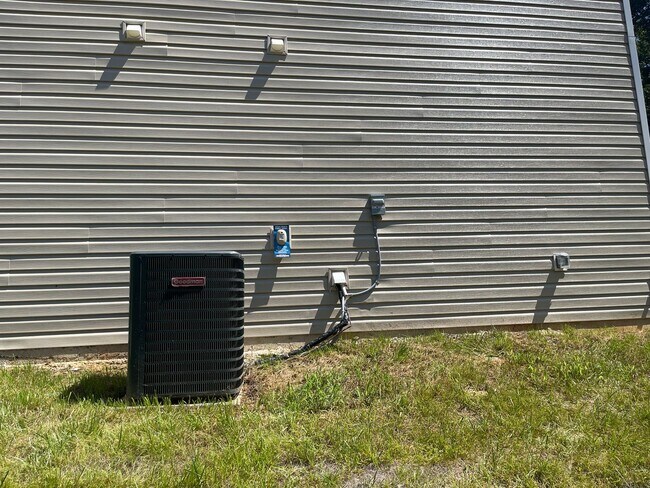 Building Photo - Available Now – Spacious 4BR Home on 1.5 Acres in Rural Hall!