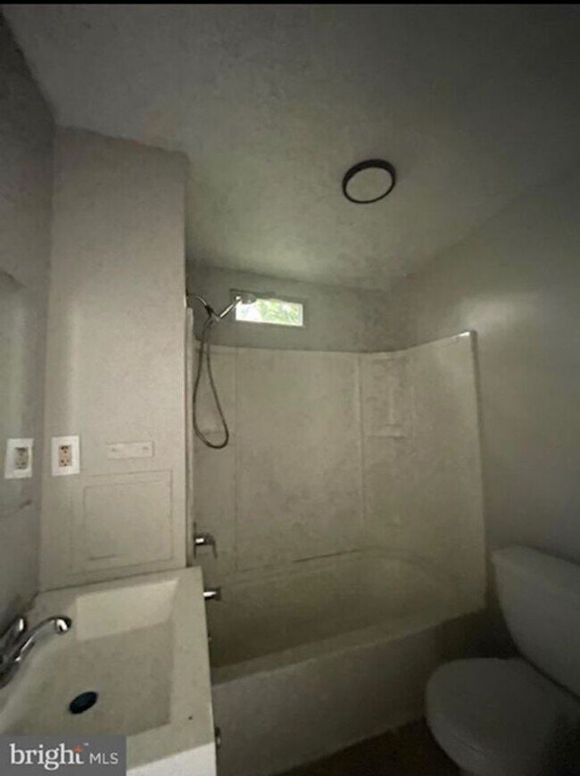 Building Photo - Gorgeous 2 Bedroom Home in North Philadelphia — Available Now!