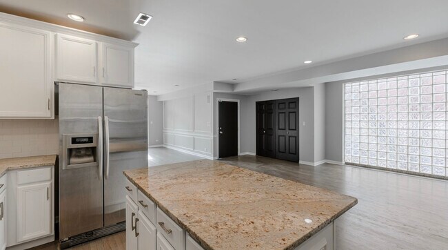 Building Photo - 308 W Evergreen Ave