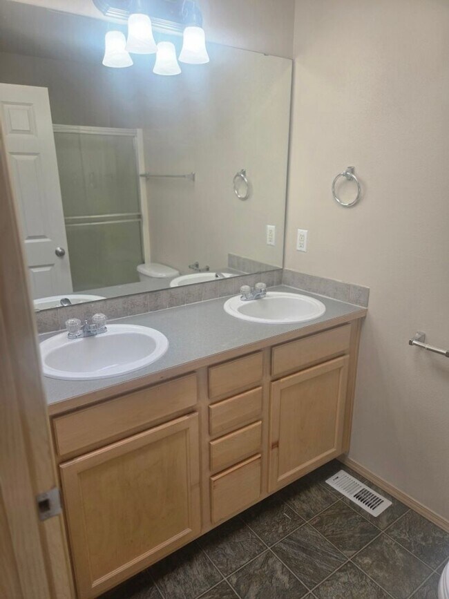 Building Photo - 3bd/2.5ba Maple Valley Home